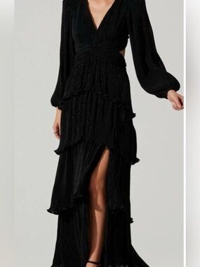 Astr the Label Anora Black Tiered V-Neck Pleated Evening Dress silver dots maxi
